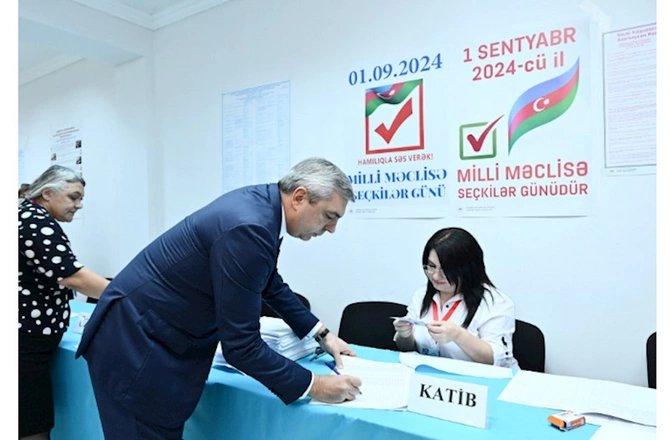 Samir Nuriyev 34 saylı seçki məntəqəsində səs verdi — FOTOLAR