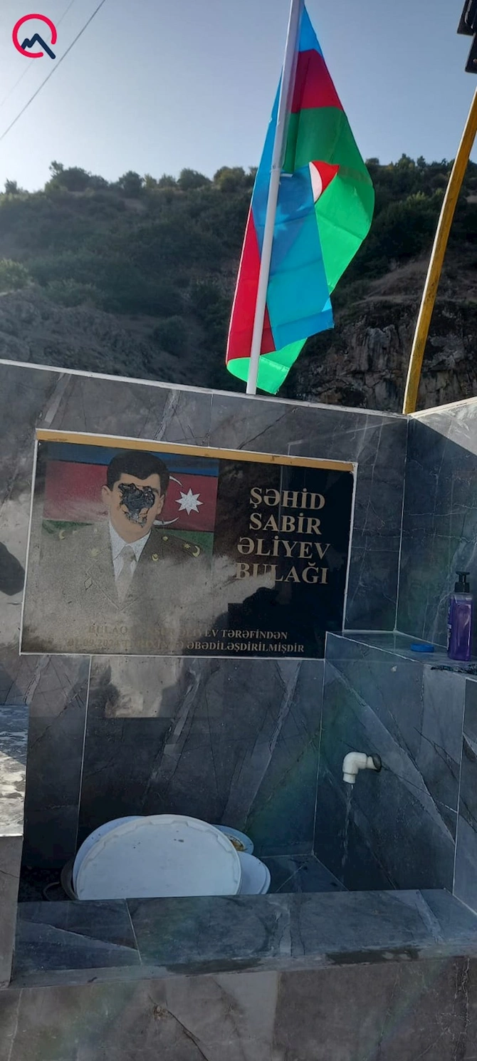 Şəhid abidəsinə qarşı tərbiyəsizlik edən saxlanıldı — FOTOLAR Şəhid abidəsinə qarşı tərbiyəsizlik edən saxlanıldı — FOTOLAR