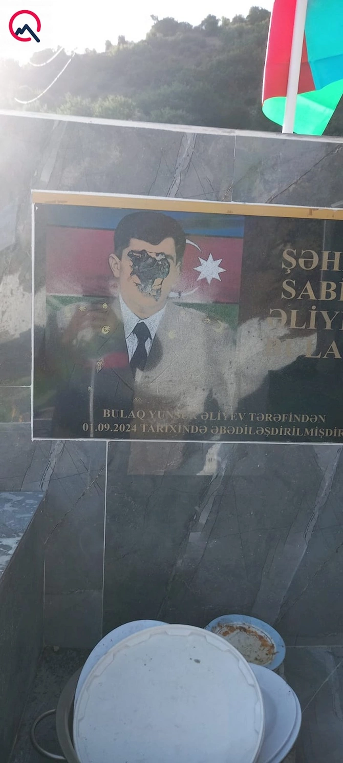 Şəhid abidəsinə qarşı tərbiyəsizlik edən saxlanıldı — FOTOLAR Şəhid abidəsinə qarşı tərbiyəsizlik edən saxlanıldı — FOTOLAR
