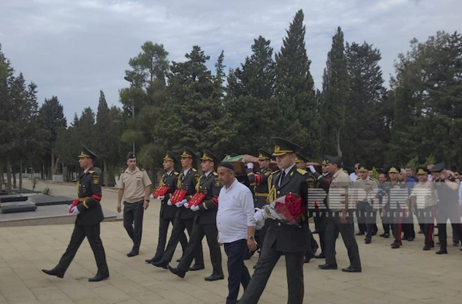 Prezident və birinci xanım Fatma Səttarovanın dəfn mərasiminə əklil göndərdi — FOTO Prezident və birinci xanım Fatma Səttarovanın dəfn mərasiminə əklil göndərdi — FOTO