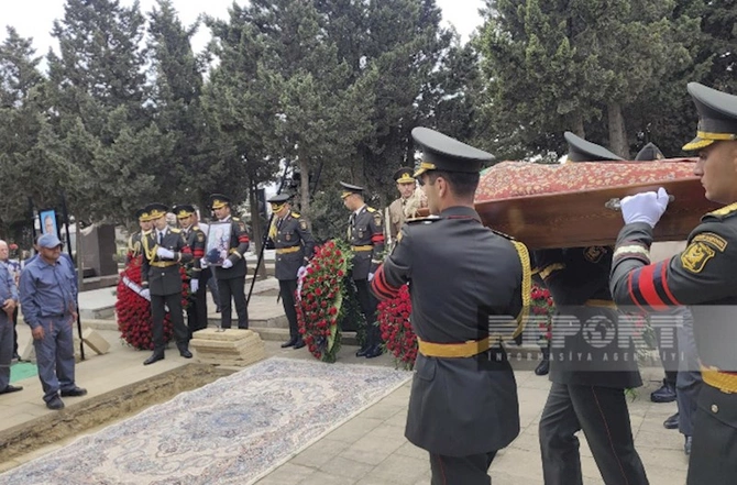 Prezident və birinci xanım Fatma Səttarovanın dəfn mərasiminə əklil göndərdi — FOTO Prezident və birinci xanım Fatma Səttarovanın dəfn mərasiminə əklil göndərdi — FOTO