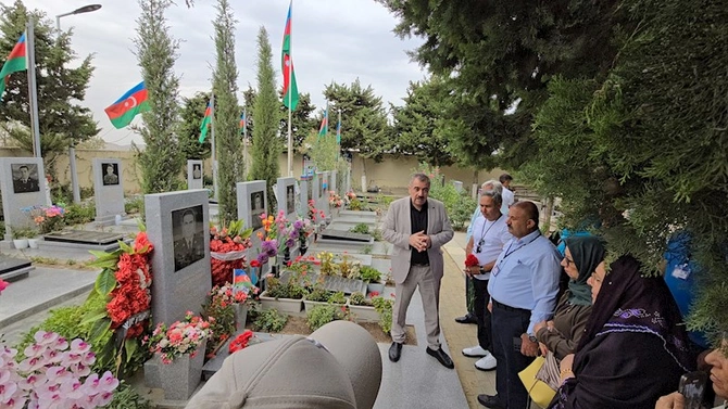 İSTAD üzvləri İkinci Fəxri Xiyaban və Şəhidlər Xiyabanını ziyarət ediblər — FOTOLAR