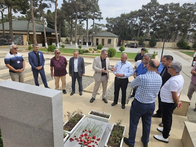 İSTAD üzvləri İkinci Fəxri Xiyaban və Şəhidlər Xiyabanını ziyarət ediblər — FOTOLAR