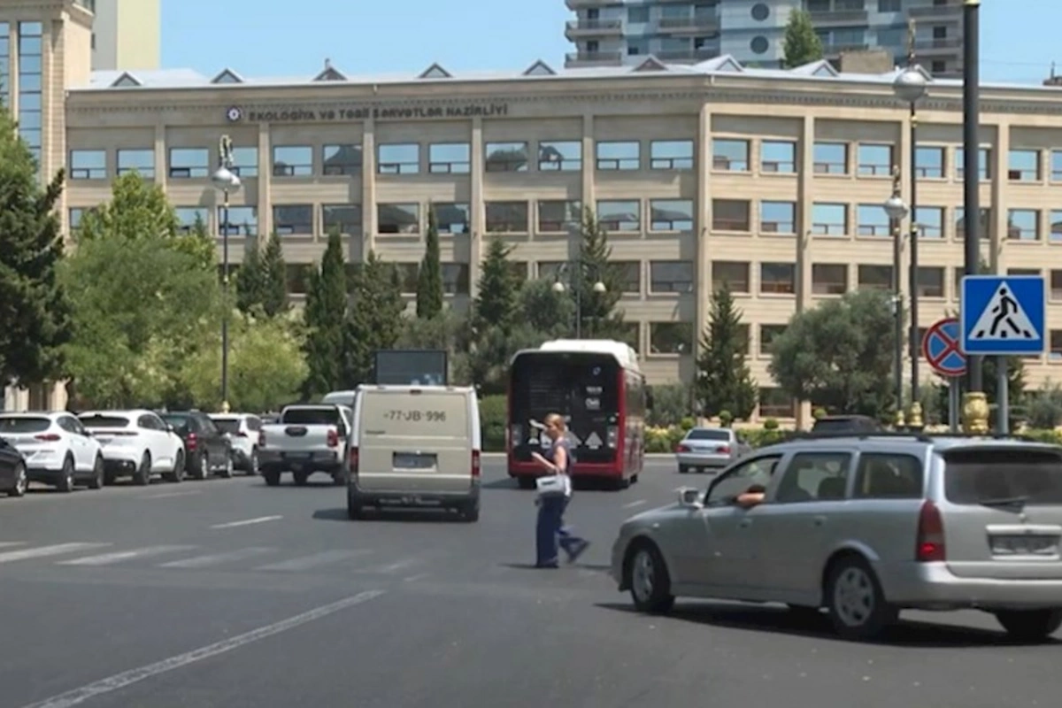 Paytaxtda qəza riski yaradan piyada keçidi — VİDEO