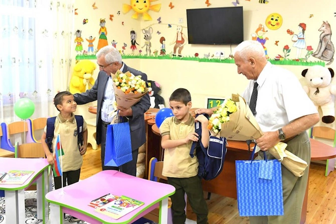 Uşaq evindən birinci sinfə gedən uşaqları məktəbə onlar apardılar — FOTOLAR Uşaq evindən birinci sinfə gedən uşaqları məktəbə onlar apardılar — FOTOLAR