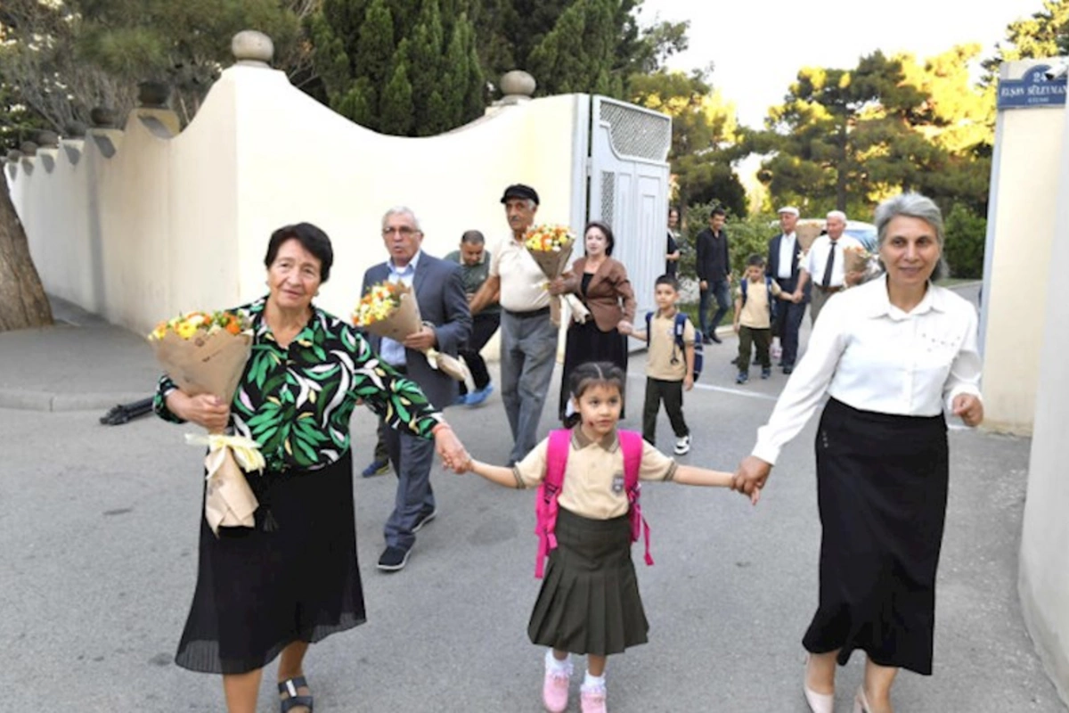 Uşaq evindən birinci sinfə gedən uşaqları məktəbə onlar apardılar — FOTOLAR