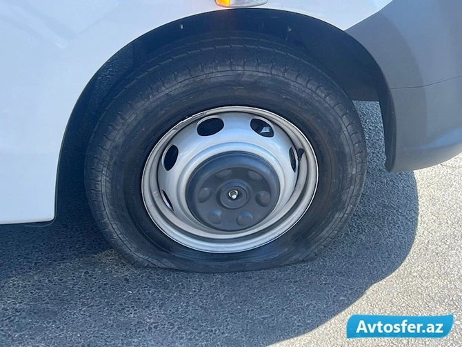 Bayılda köhnə avtobusla sərnişin daşıyan sahibkar yeni avtobusların təkərlərini deşdi — FOTOLAR