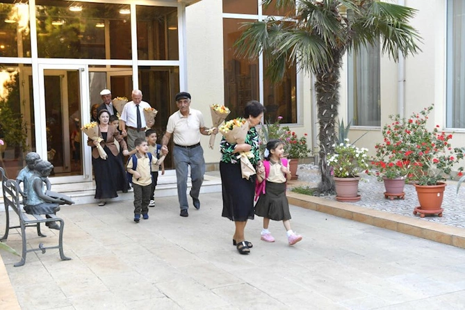 Uşaq evindən birinci sinfə gedən uşaqları məktəbə onlar apardılar — FOTOLAR Uşaq evindən birinci sinfə gedən uşaqları məktəbə onlar apardılar — FOTOLAR