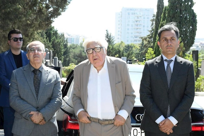 Görkəmli pianoçu Elmira Səfərovanın məzarı ziyarət olundu — FOTOLAR