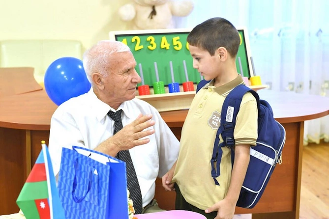 Uşaq evindən birinci sinfə gedən uşaqları məktəbə onlar apardılar — FOTOLAR Uşaq evindən birinci sinfə gedən uşaqları məktəbə onlar apardılar — FOTOLAR