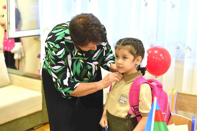 Uşaq evindən birinci sinfə gedən uşaqları məktəbə onlar apardılar — FOTOLAR Uşaq evindən birinci sinfə gedən uşaqları məktəbə onlar apardılar — FOTOLAR