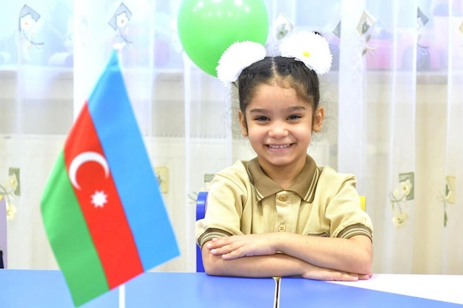 Uşaq evindən birinci sinfə gedən uşaqları məktəbə onlar apardılar — FOTOLAR Uşaq evindən birinci sinfə gedən uşaqları məktəbə onlar apardılar — FOTOLAR