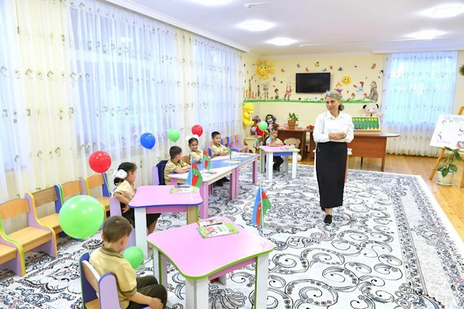 Uşaq evindən birinci sinfə gedən uşaqları məktəbə onlar apardılar — FOTOLAR Uşaq evindən birinci sinfə gedən uşaqları məktəbə onlar apardılar — FOTOLAR