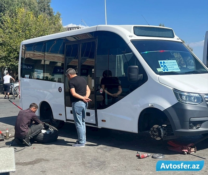 Bayılda köhnə avtobusla sərnişin daşıyan sahibkar yeni avtobusların təkərlərini deşdi — FOTOLAR