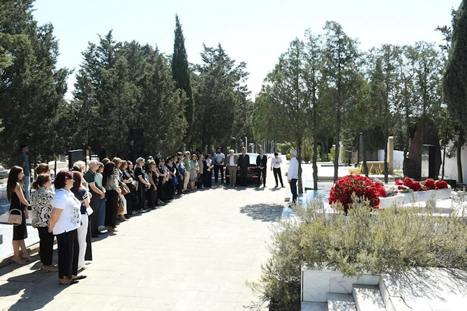 Görkəmli pianoçu Elmira Səfərovanın məzarı ziyarət olundu — FOTOLAR