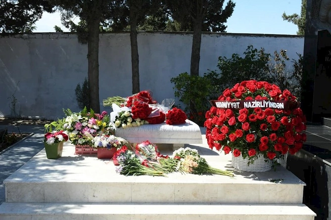 Görkəmli pianoçu Elmira Səfərovanın məzarı ziyarət olundu — FOTOLAR