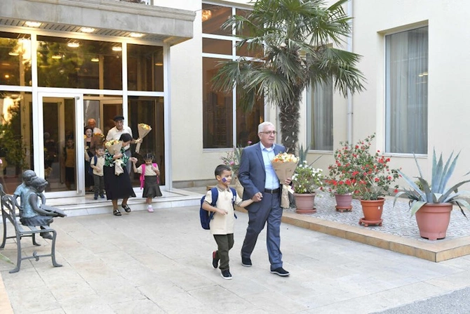 Uşaq evindən birinci sinfə gedən uşaqları məktəbə onlar apardılar — FOTOLAR Uşaq evindən birinci sinfə gedən uşaqları məktəbə onlar apardılar — FOTOLAR