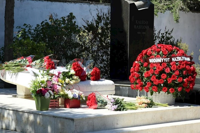 Görkəmli pianoçu Elmira Səfərovanın məzarı ziyarət olundu — FOTOLAR