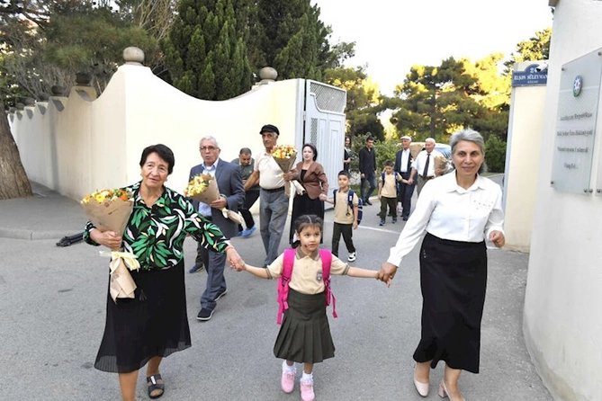 Uşaq evindən birinci sinfə gedən uşaqları məktəbə onlar apardılar — FOTOLAR Uşaq evindən birinci sinfə gedən uşaqları məktəbə onlar apardılar — FOTOLAR