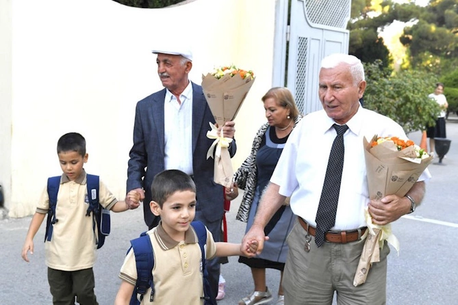 Uşaq evindən birinci sinfə gedən uşaqları məktəbə onlar apardılar — FOTOLAR Uşaq evindən birinci sinfə gedən uşaqları məktəbə onlar apardılar — FOTOLAR