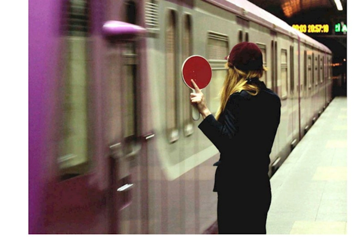 Metroda qatarlar 4 dəqiqə ləngidi