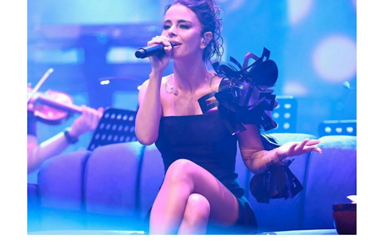 Konsertdə başına telefon atdılar — VİDEO