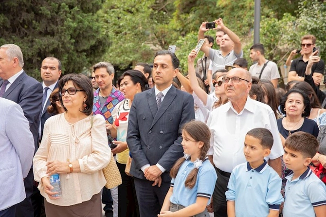 Doğum günündə Üzeyir Hacıbəylinin məzarı ziyarət olundu — FOTOLAR Doğum günündə Üzeyir Hacıbəylinin məzarı ziyarət olundu — FOTOLAR