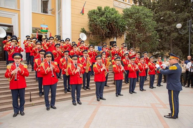 Doğum günündə Üzeyir Hacıbəylinin məzarı ziyarət olundu — FOTOLAR Doğum günündə Üzeyir Hacıbəylinin məzarı ziyarət olundu — FOTOLAR