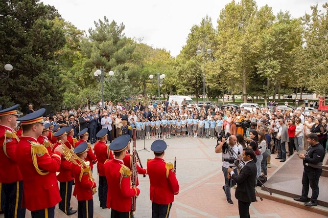 Doğum günündə Üzeyir Hacıbəylinin məzarı ziyarət olundu — FOTOLAR Doğum günündə Üzeyir Hacıbəylinin məzarı ziyarət olundu — FOTOLAR