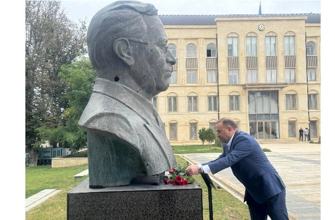 Şuşada güllələnmiş heykəllər ziyarət olundu — FOTOLAR Şuşada güllələnmiş heykəllər ziyarət olundu — FOTOLAR