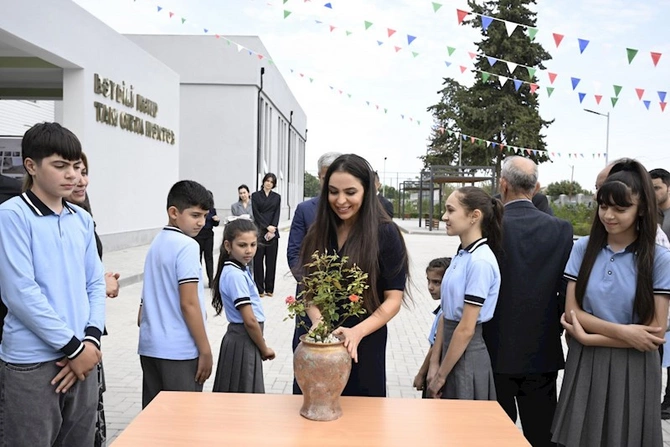 Leyla Əliyeva Biləsuvarda yeni inşa edilən məktəbdə olub — FOTOLAR