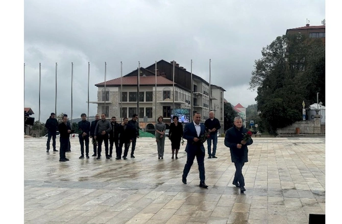 Şuşada güllələnmiş heykəllər ziyarət olundu — FOTOLAR Şuşada güllələnmiş heykəllər ziyarət olundu — FOTOLAR