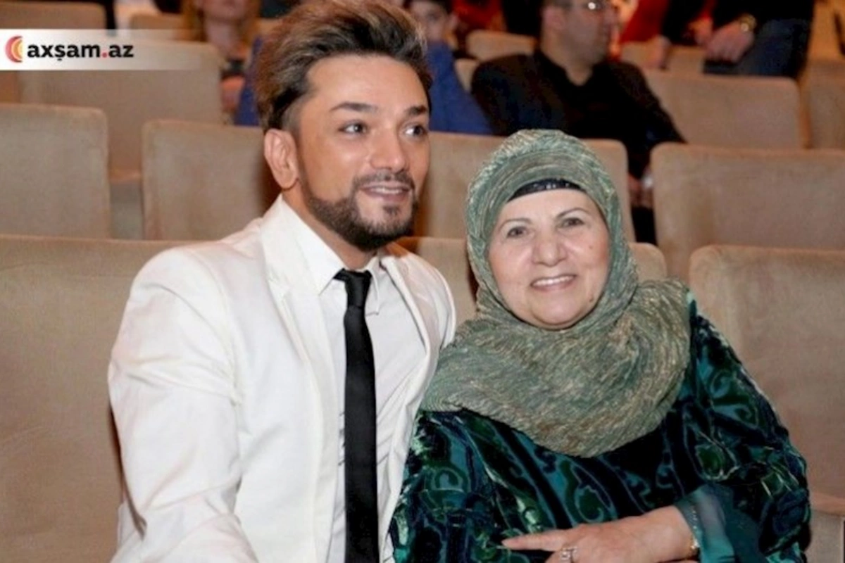 İlk səhnə geyimlərimi anam tikib