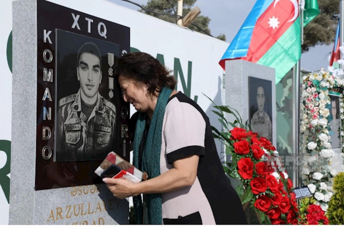 Antiterror əməliyyatlarında şəhid olan hərbçilərin məzarları ziyarət olunur — FOTOLAR