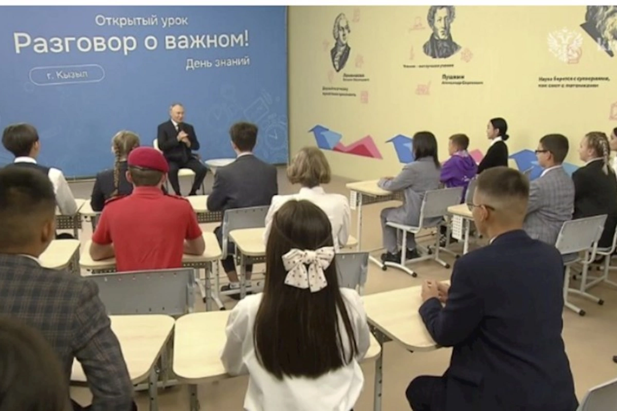 Putin məktəbdə açıq dərs keçdi — VİDEO