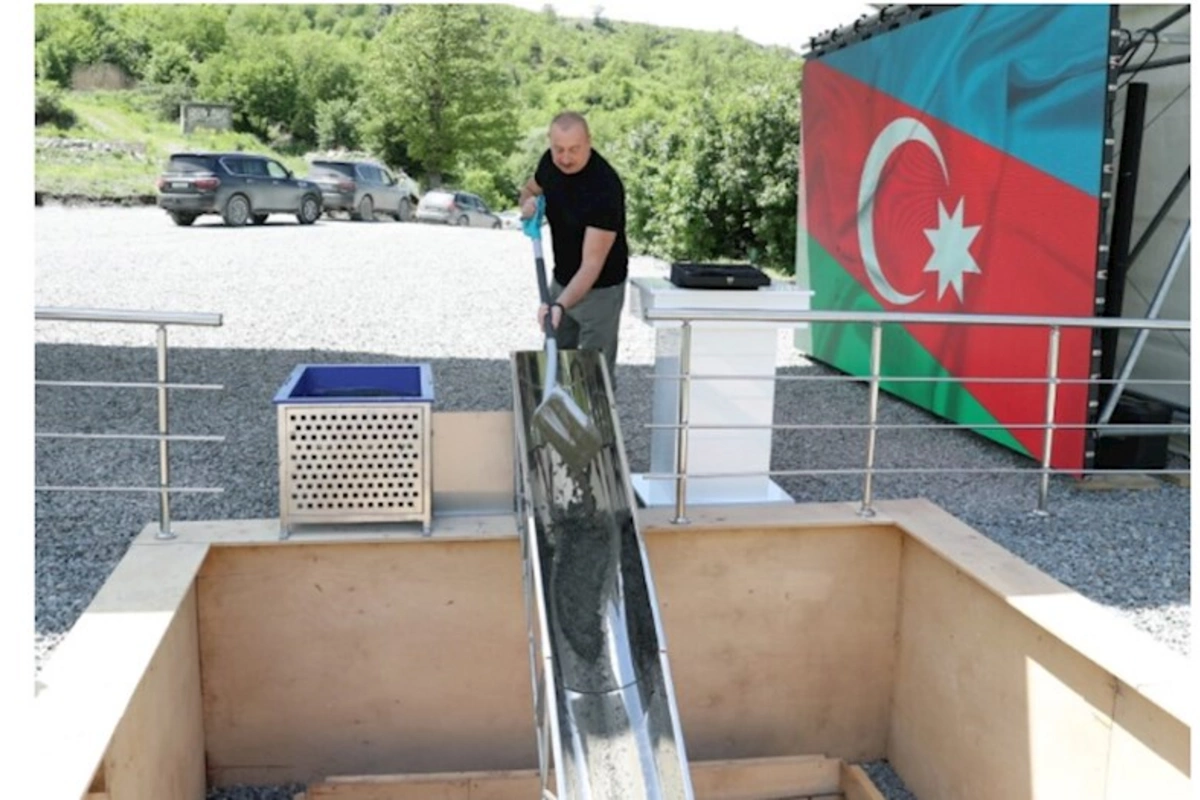 Prezident Kəlbəcər şəhərində inzibati binanın təməlini qoydu