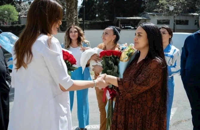 Azərbaycanda 50 yaşlı müğənni ana oldu — FOTOLAR