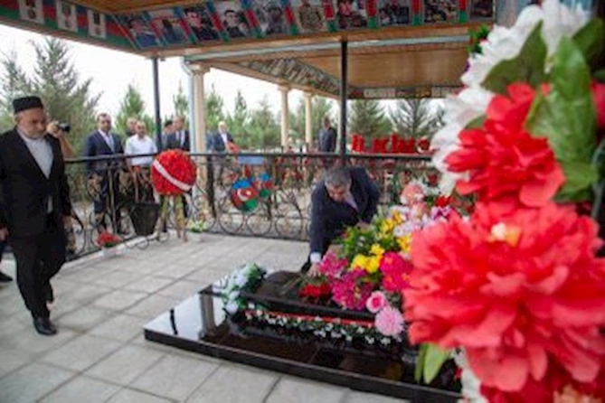 Antiterror əməliyyatı zamanı şəhid olan hərbçilərin Salyanda il mərasimləri keçirildi — FOTOLAR Antiterror əməliyyatı zamanı şəhid olan hərbçilərin Salyanda il mərasimləri keçirildi — FOTOLAR
