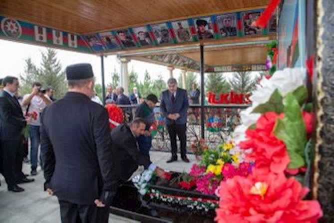Antiterror əməliyyatı zamanı şəhid olan hərbçilərin Salyanda il mərasimləri keçirildi — FOTOLAR Antiterror əməliyyatı zamanı şəhid olan hərbçilərin Salyanda il mərasimləri keçirildi — FOTOLAR