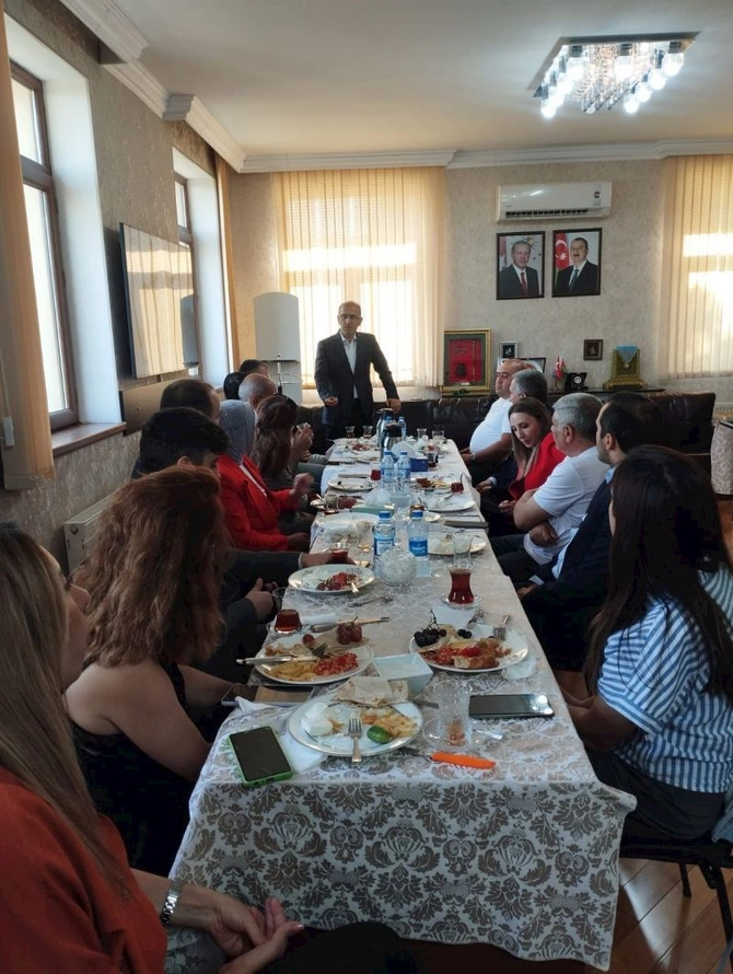 Türkiyə səfirliyinin Dini işlər üzrə müşavirliyində jurnalistlərlə görüş keçirildi — FOTOLAR Türkiyə səfirliyinin Dini işlər üzrə müşavirliyində jurnalistlərlə görüş keçirildi — FOTOLAR