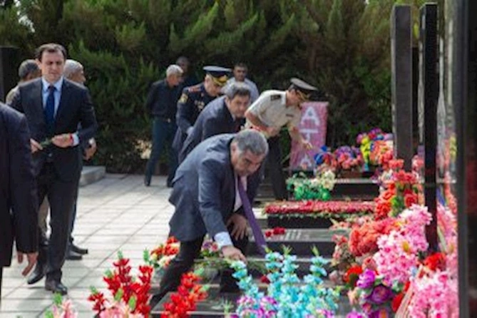 Antiterror əməliyyatı zamanı şəhid olan hərbçilərin Salyanda il mərasimləri keçirildi — FOTOLAR Antiterror əməliyyatı zamanı şəhid olan hərbçilərin Salyanda il mərasimləri keçirildi — FOTOLAR