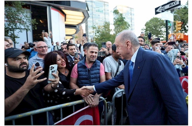 Ərdoğan Nyu-Yorkda Türk Evinin girişində belə qarşılandı — FOTOLAR Ərdoğan Nyu-Yorkda Türk Evinin girişində belə qarşılandı — FOTOLAR