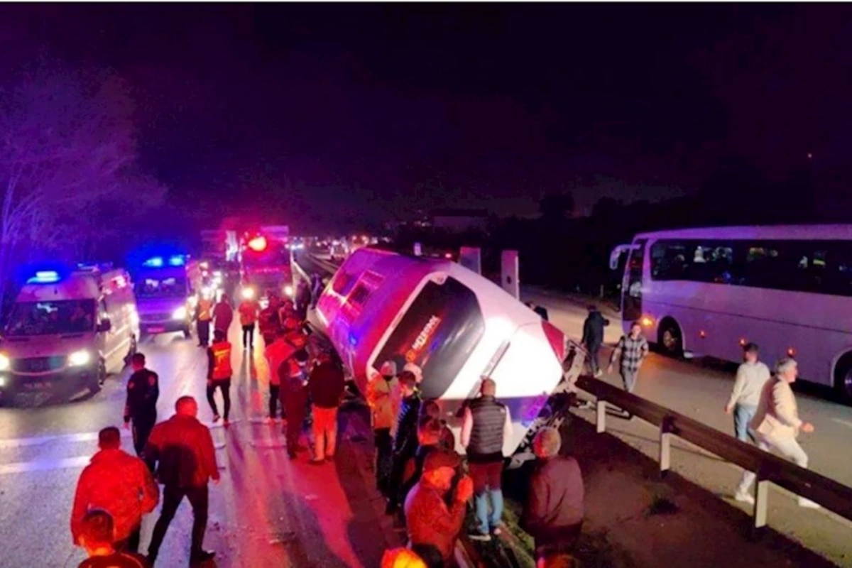 Türkiyədə turist avtobusu aşdı: 20 nəfər yaralandı