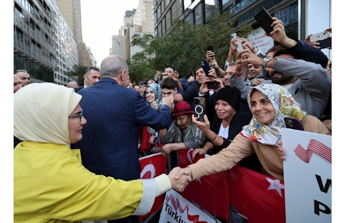 Ərdoğan Nyu-Yorkda Türk Evinin girişində belə qarşılandı — FOTOLAR Ərdoğan Nyu-Yorkda Türk Evinin girişində belə qarşılandı — FOTOLAR