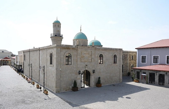 Mehriban Əliyeva qızı və gəlini ilə məsciddə — FOTOLAR