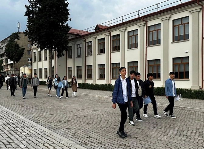 Qarabağ Universitetində ilk dərs günündən FOTOLAR Qarabağ Universitetində ilk dərs günündən FOTOLAR