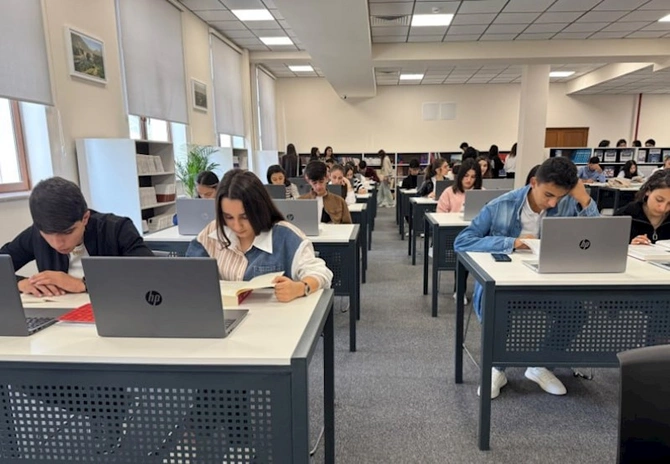 Qarabağ Universitetində ilk dərs günü — FOTOLAR Qarabağ Universitetində ilk dərs günü — FOTOLAR