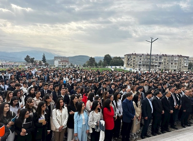 Qarabağ Universitetində ilk dərs günündən FOTOLAR Qarabağ Universitetində ilk dərs günündən FOTOLAR