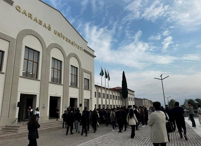 Qarabağ Universitetində ilk dərs günündən FOTOLAR Qarabağ Universitetində ilk dərs günündən FOTOLAR
