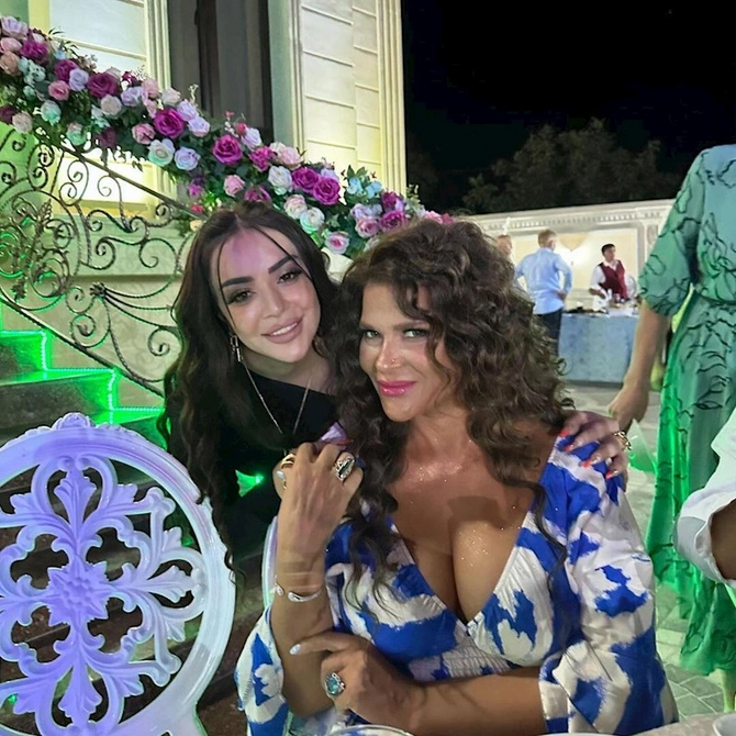Xumar Qədimovanın dekolteli fotosu tənqid edildi — FOTO